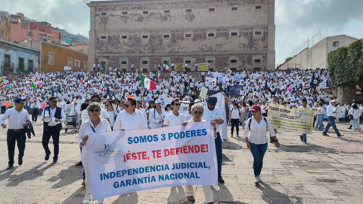 Trabajadores del PJ en Guanajuato suspenden labores; se manifiestan ante Reforma Judicial  (2)